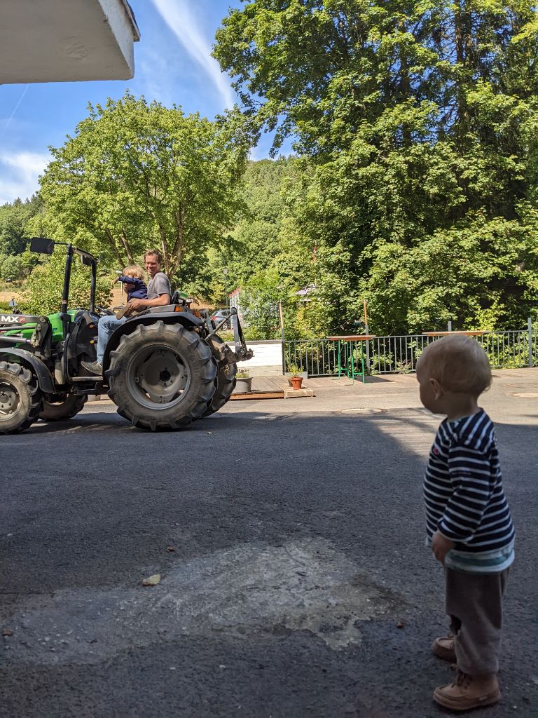 Arbeiten am Platz - Traktorfahrt