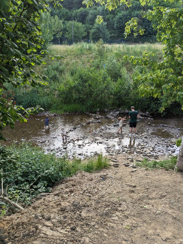 Kinder am Bachzugang