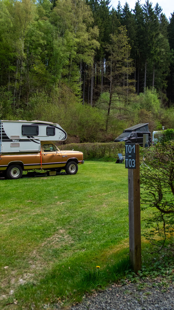 Oldtimer-Pickup mit Wohnkabine am Waldrand