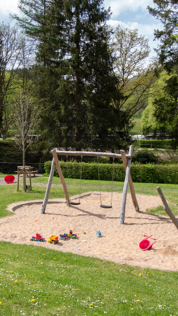 Spielplatz mit Schaukeln im Sand