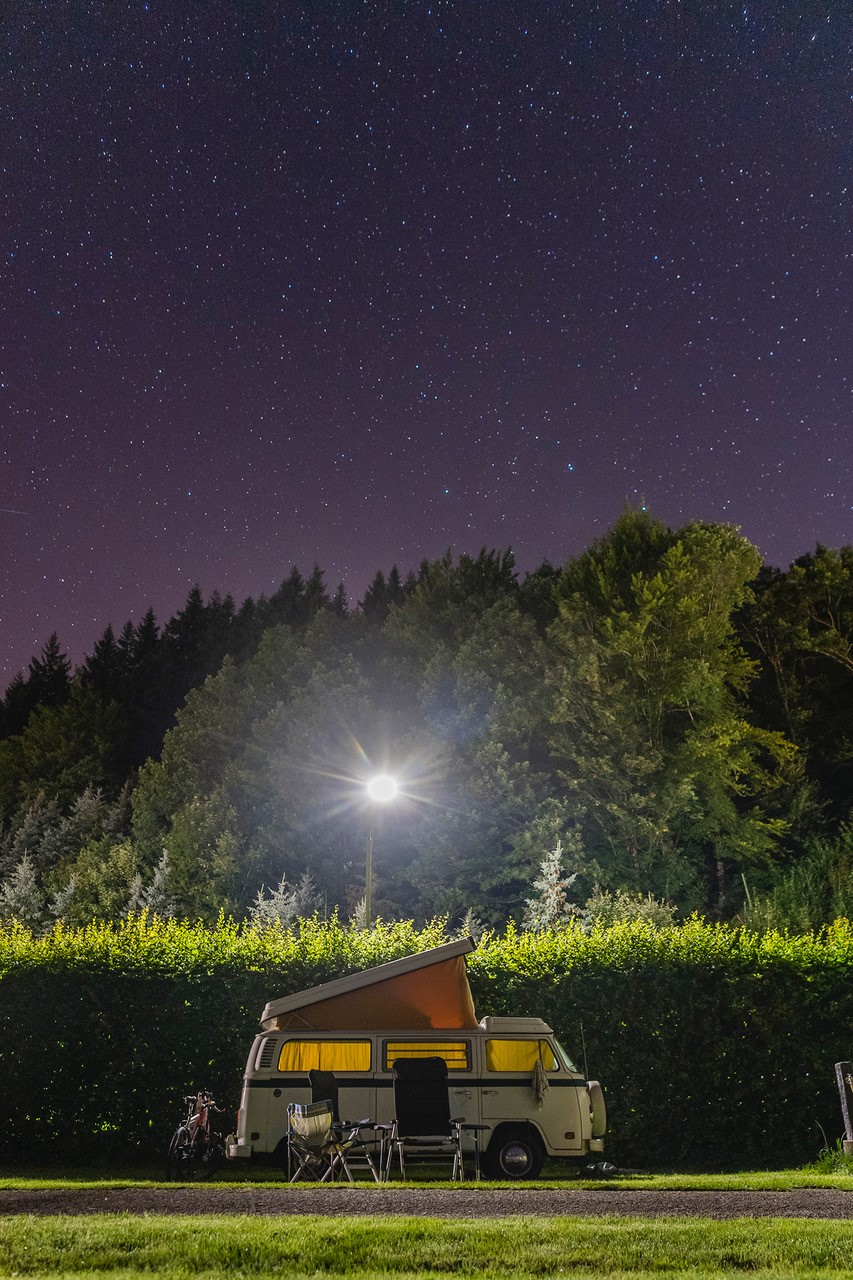 VW-Bus unter dem Sternenhimmel
