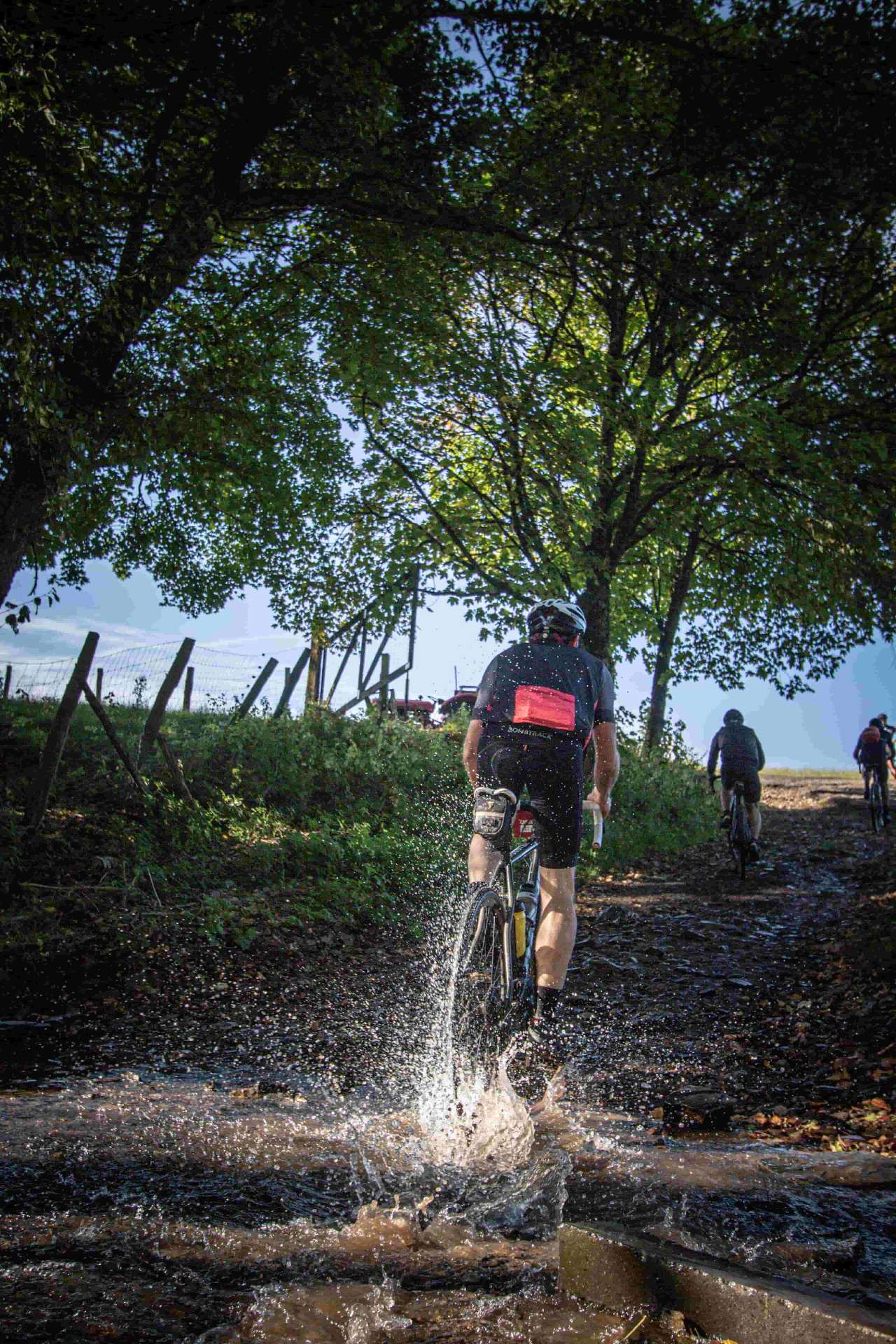 Gravel-Biken durch die Pfütze