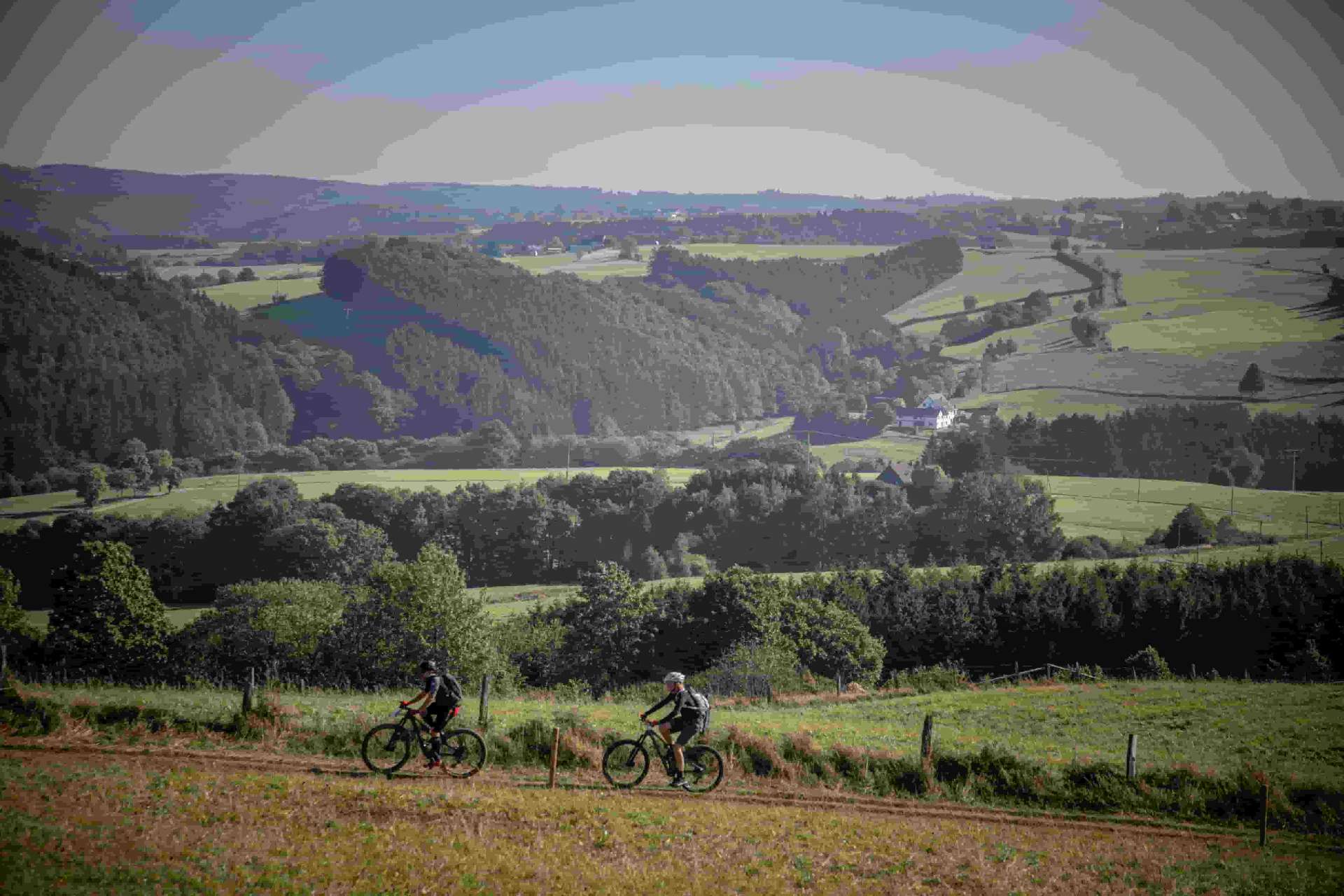Eifel-Panorama mit Radfahrern