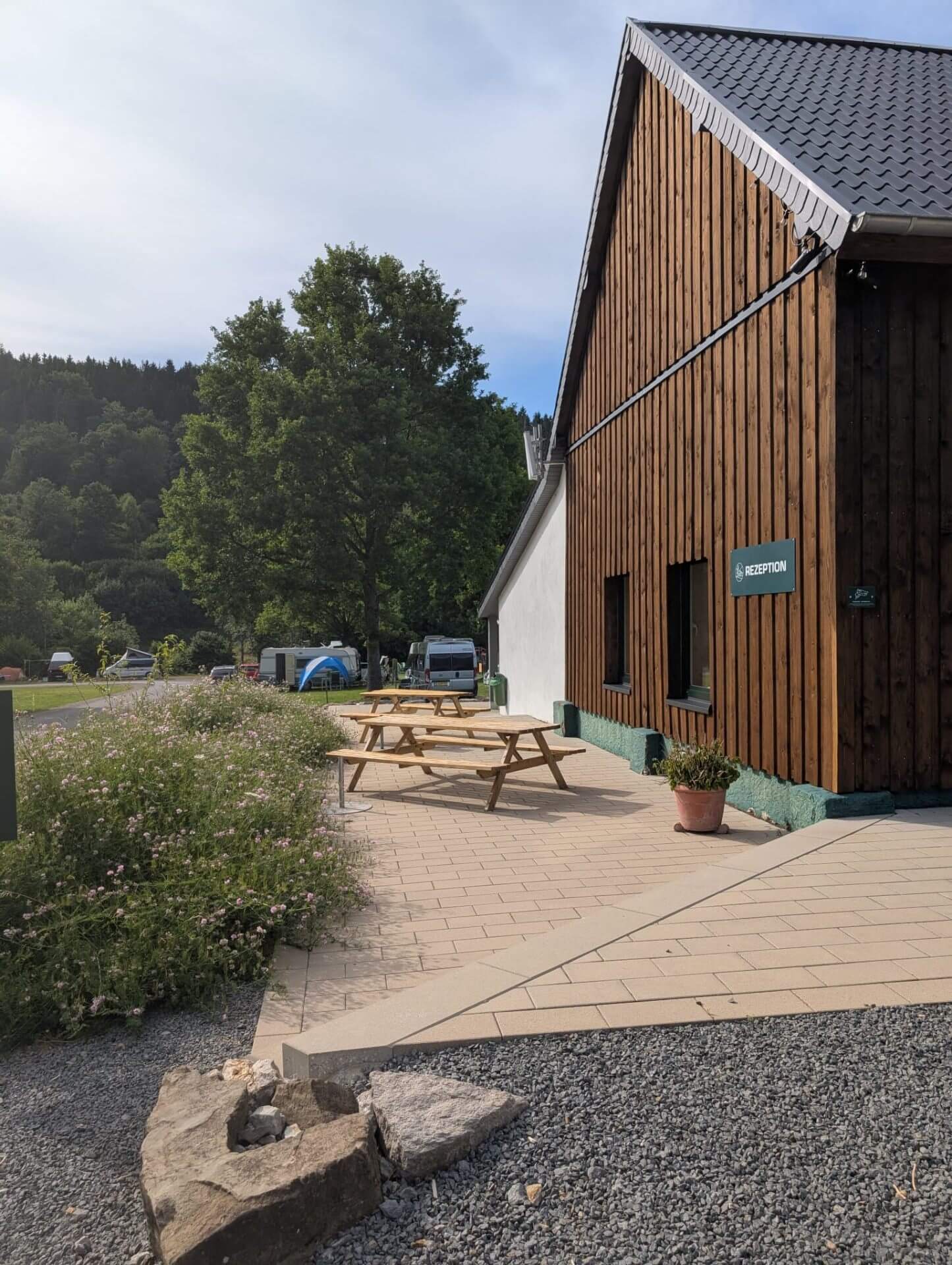 Rezeption mit Sitzbänken