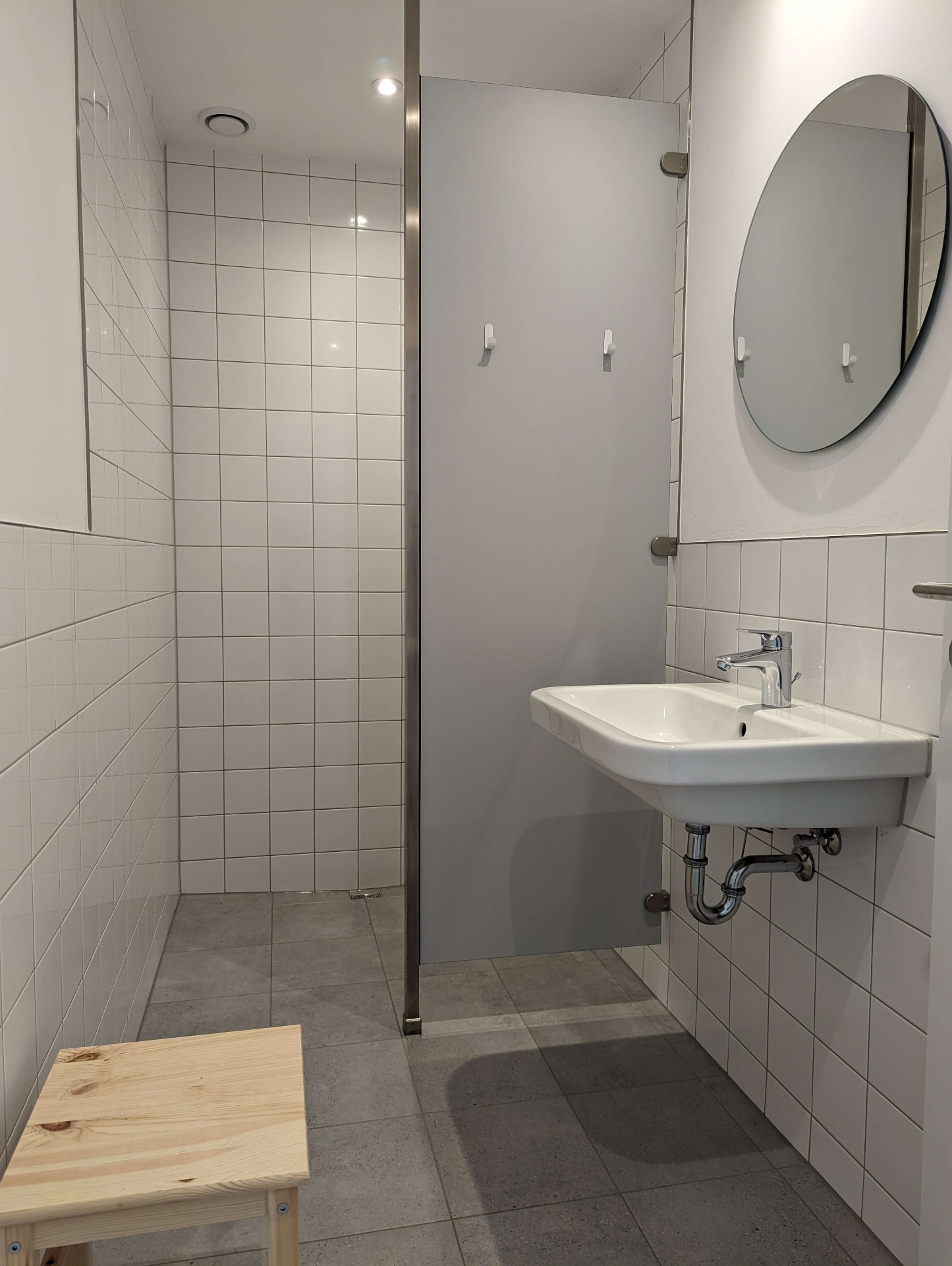 Dusche mit Waschbecken