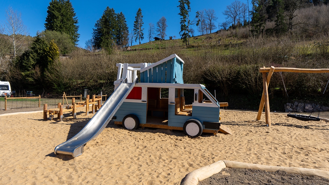 Camper-Spielhaus mit Rutsche