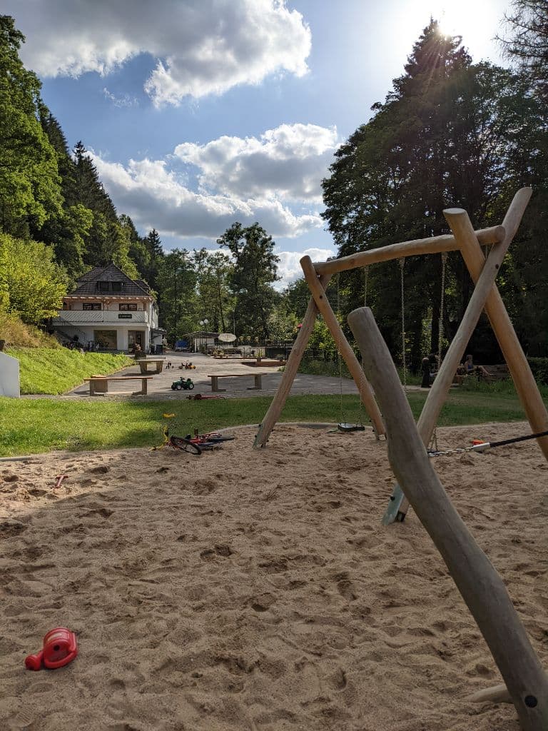 Spielplatz im Sonnenlicht