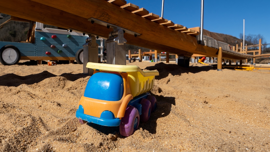 Spielzeug-LKW im Sandkasten