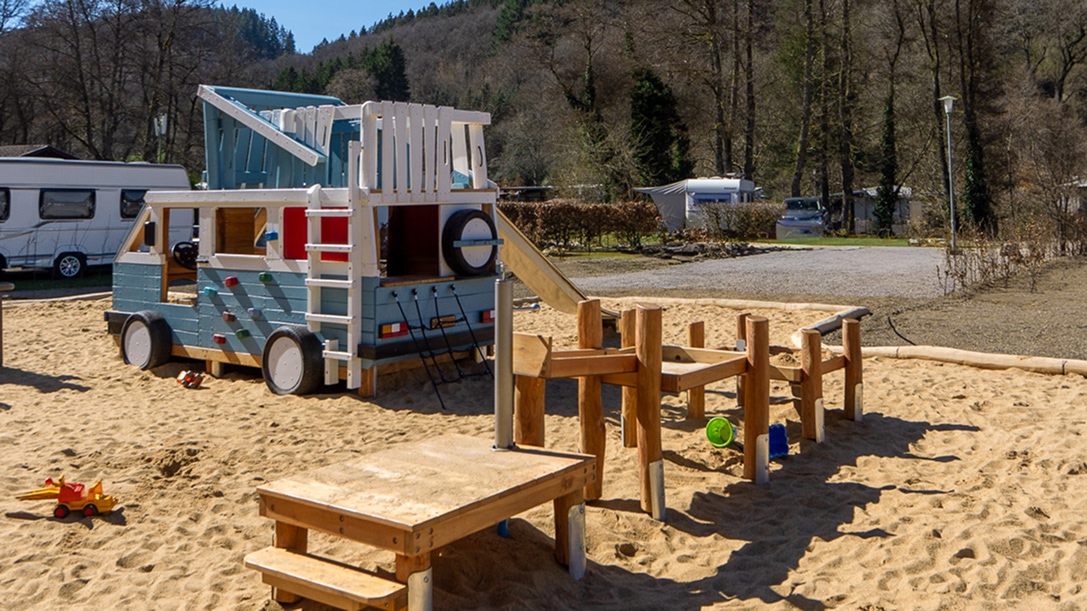 Camper-Spielhaus mit Matschtisch