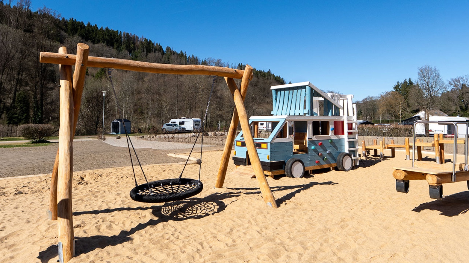 Nestschaukel am Camper-Spielhaus