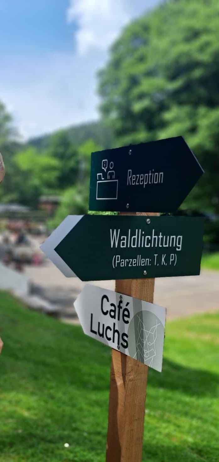 Wegweiser auf dem Platz