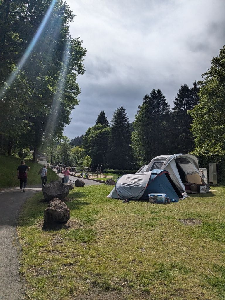 Zeltwiese mit Sonnenstrahlen